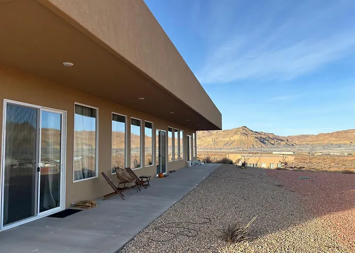 Page Arizona Border Town- Grand Serenity Room With Mesa Views