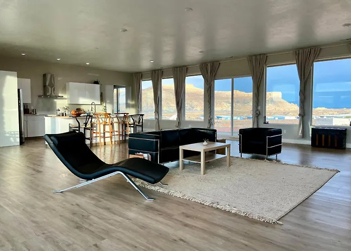 Page Arizona Border Town- Grand Serenity Room With Mesa Views