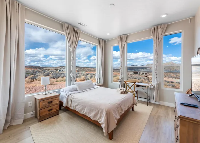 Page Arizona Border Town- Grand Serenity Room With Mesa Views