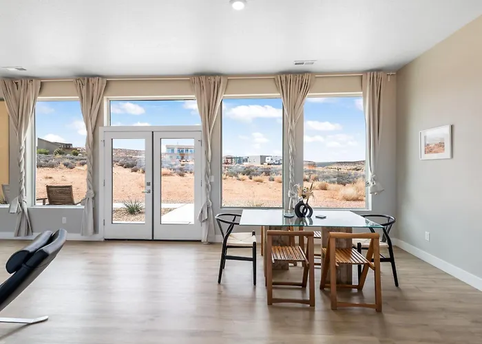 Page Arizona Border Town- Grand Serenity Room With Mesa Views
