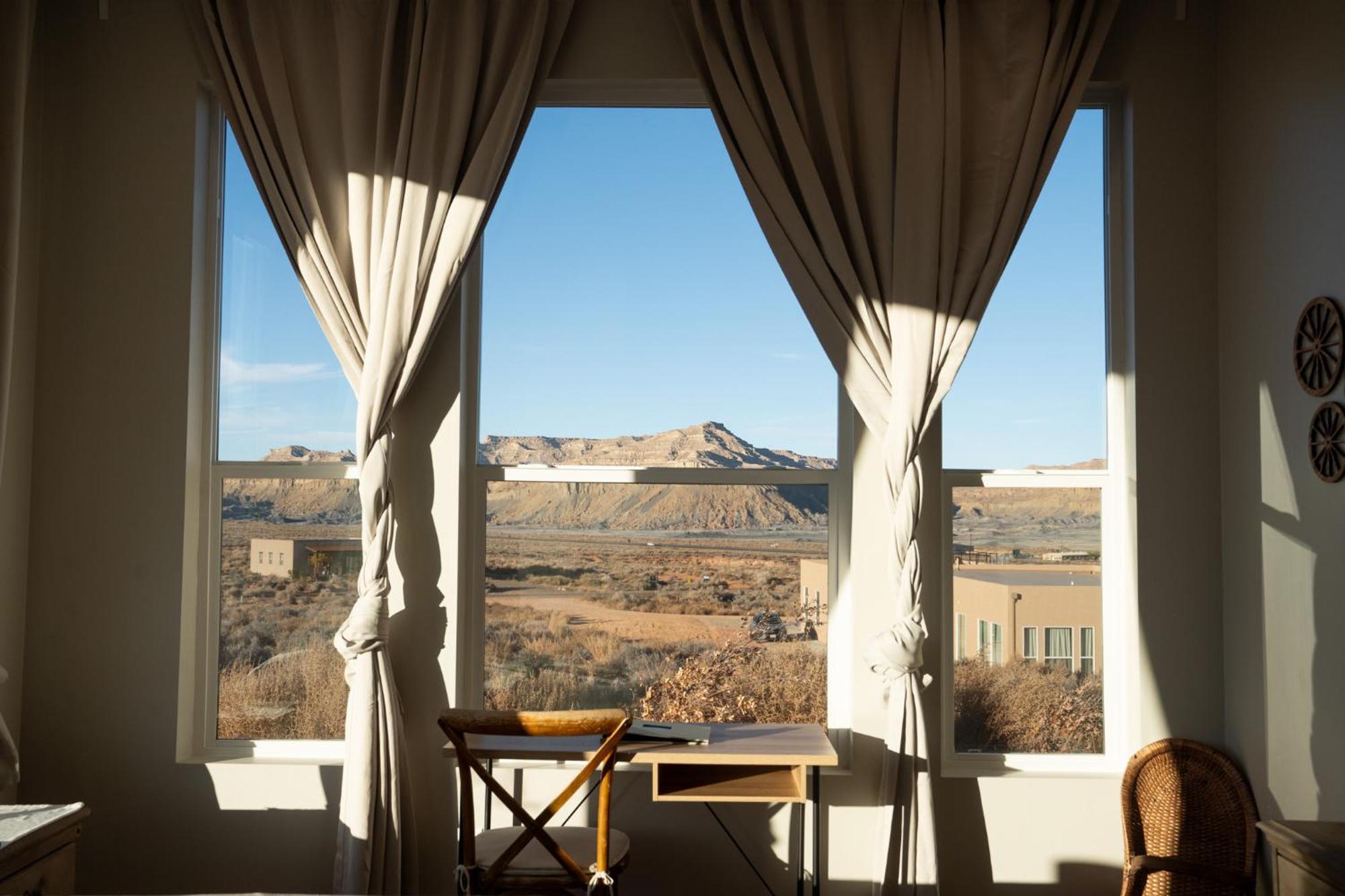 Page Arizona Border Town- Grand Serenity With Mesa Views Big Water