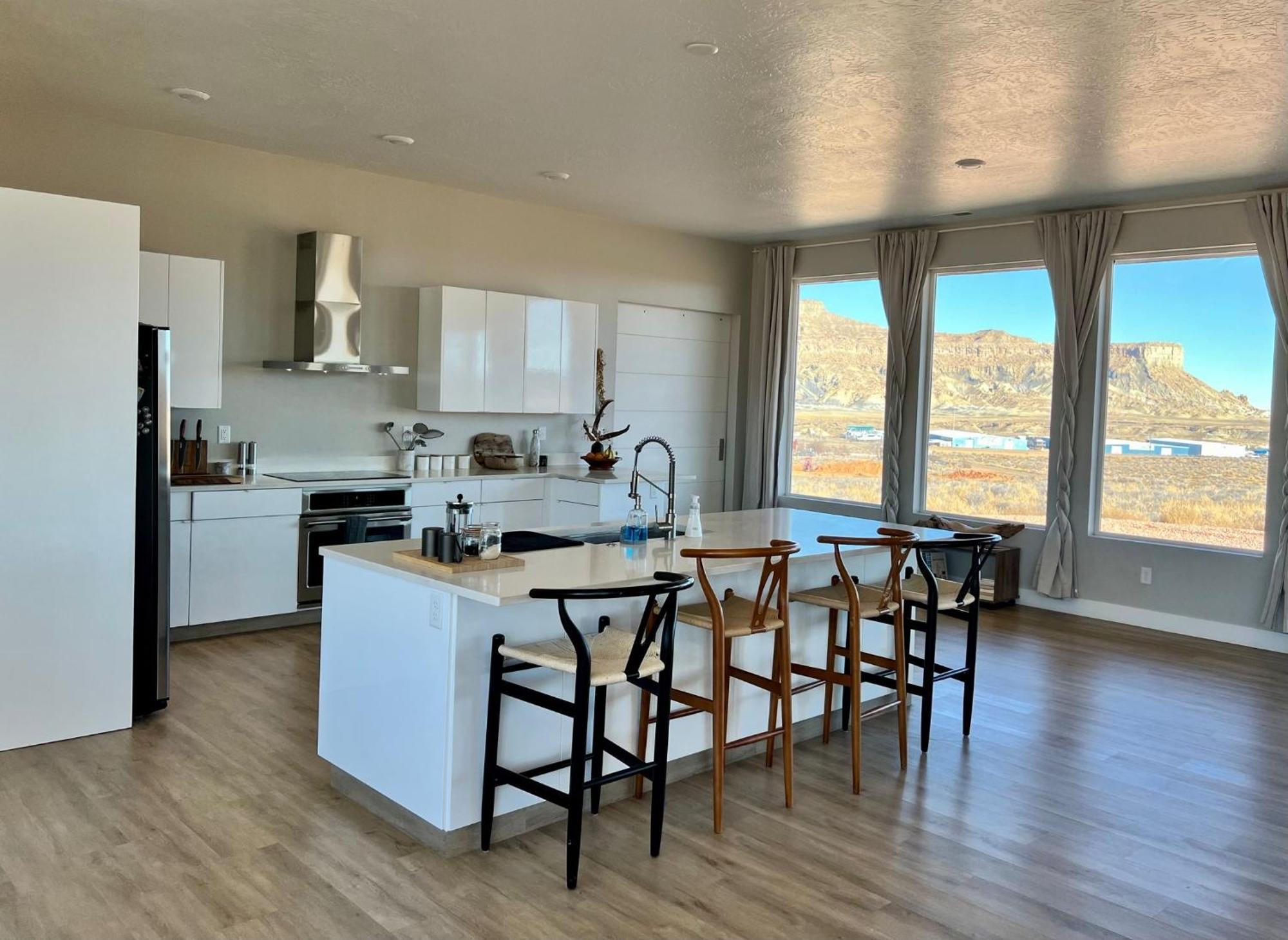 Page Arizona Border Town- Grand Serenity With Mesa Views Big Water